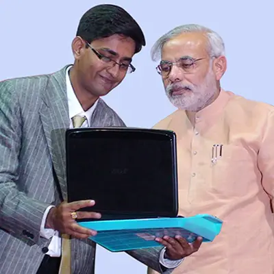 Shri Narendra Modi is inaugurating Website developed by Vinayak Infosoft with the CEO – Vikash Mundhra